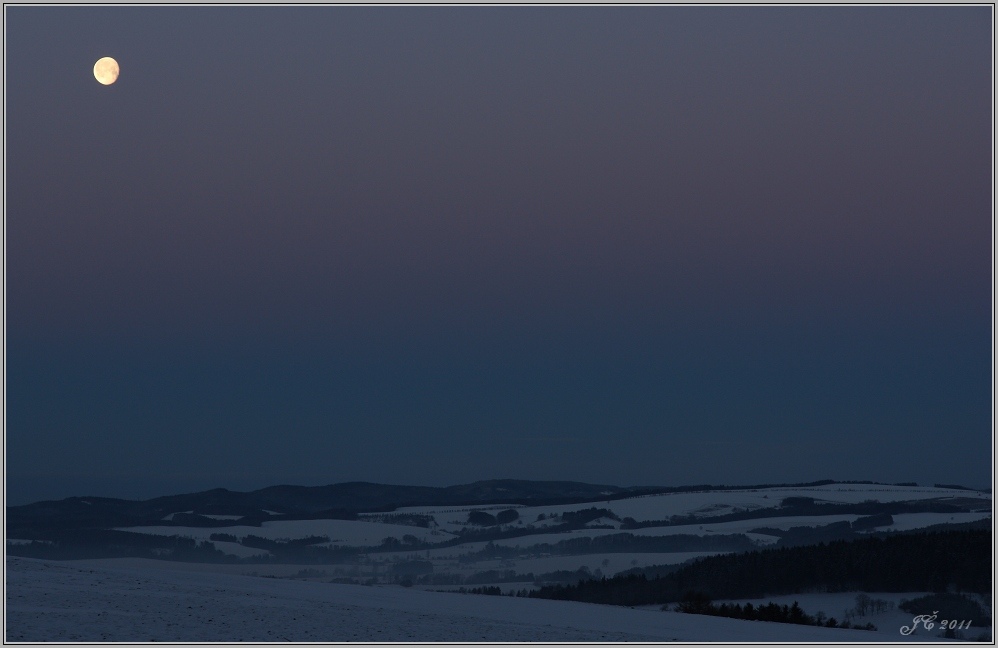 Měsíc nad krajinou